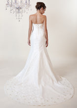 Load image into Gallery viewer, Winnie Couture &#39;Abigail&#39; - Winnie Couture - Nearly Newlywed Bridal Boutique - 2
