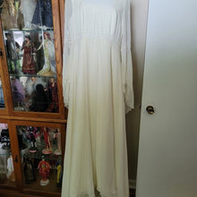 Load image into Gallery viewer, St. Patrick &#39;3509&#39; wedding dress size-12 PREOWNED
