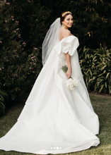Load image into Gallery viewer, Monique Lhuillier &#39;Admire&#39; wedding dress size-04 PREOWNED
