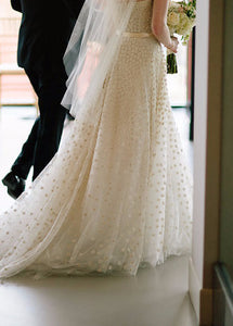 Oscar de la Renta '92E27' size 2 sample wedding dress back view on bride