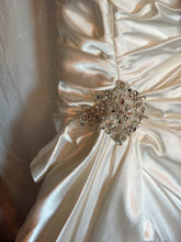 Load image into Gallery viewer, Sottero and Midgley &#39;Adorae&#39; size 12 used wedding dress front view close up of pin
