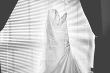 Load image into Gallery viewer, David&#39;s Bridal &#39;Strapless Sweetheart&#39; - David&#39;s Bridal - Nearly Newlywed Bridal Boutique - 1
