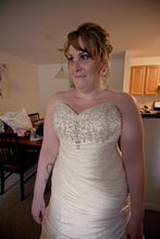 Load image into Gallery viewer, David&#39;s Bridal &#39;Strapless Sweetheart&#39; - David&#39;s Bridal - Nearly Newlywed Bridal Boutique - 2
