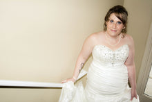 Load image into Gallery viewer, David&#39;s Bridal &#39;Strapless Sweetheart&#39; - David&#39;s Bridal - Nearly Newlywed Bridal Boutique - 4
