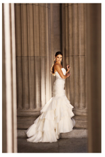 Load image into Gallery viewer, Modern Trousseau &quot;Mika&quot; size 6 used wedding dress side view on bride
