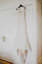 Load image into Gallery viewer, Carolina Herrera &#39;Daisy&#39; - Carolina Herrera - Nearly Newlywed Bridal Boutique - 1
