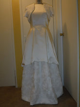 Load image into Gallery viewer, Custom &#39;Simple Clean&#39; - Custom - Nearly Newlywed Bridal Boutique - 3
