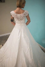 Load image into Gallery viewer, Justin Alexander &#39;Lace&#39; - JUSTIN ALEXANDER - Nearly Newlywed Bridal Boutique - 1
