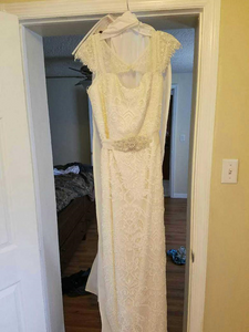 Melissa Sweet 'Vintage Lace' size 18 used wedding dress front view on hanger