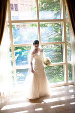 Load image into Gallery viewer, Vera Wang &#39;11026&#39; size 10 sample wedding dress front view on bride
