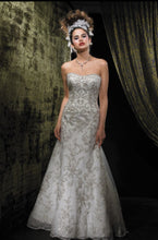 Load image into Gallery viewer, Allure Bridals &#39;8488&#39; size 6 used wedding dress front view on model
