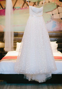 Oscar de la Renta '92E27' size 2 sample wedding dress front view on hanger