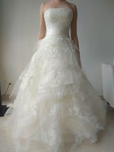 Load image into Gallery viewer, Vera Wang &#39;Helena&#39; size 6 used wedding dress front view on bride
