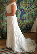 Load image into Gallery viewer, David&#39;s Bridal &#39;Petite Beaded&#39;
