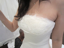Load image into Gallery viewer, Vera Wang Luxe Kimberly Wedding Dress - Vera Wang - Nearly Newlywed Bridal Boutique - 4
