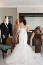 Load image into Gallery viewer, Vera Wang &#39;Jemma&#39; size 6 used wedding dress back view on bride
