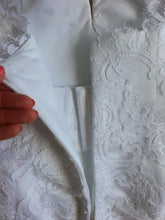 Load image into Gallery viewer, Lanesta &#39;Emerald&#39; size 4 used wedding dress back view of lace close up
