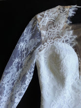 Load image into Gallery viewer, Lanesta &#39;Emerald&#39; size 4 used wedding dress view of lace sleeves
