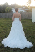 Load image into Gallery viewer, David&#39;s Bridal &#39;Galina&#39; - David&#39;s Bridal - Nearly Newlywed Bridal Boutique - 2
