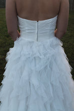 Load image into Gallery viewer, David&#39;s Bridal &#39;Galina&#39; - David&#39;s Bridal - Nearly Newlywed Bridal Boutique - 4
