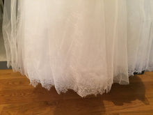 Load image into Gallery viewer, Monique Lhuillier &#39;Addie&#39; - Monique Lhuillier - Nearly Newlywed Bridal Boutique - 5
