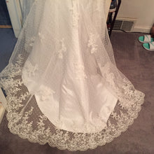 Load image into Gallery viewer, Ivory, Beaded, NWT, Size 6 - Elizabeth Ann - Nearly Newlywed Bridal Boutique - 2
