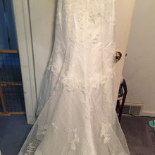 Load image into Gallery viewer, Ivory, Beaded, NWT, Size 6 - Elizabeth Ann - Nearly Newlywed Bridal Boutique - 3
