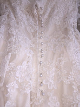 Load image into Gallery viewer, Monique Lhuillier &#39;Monet&#39; - Monique Lhuillier - Nearly Newlywed Bridal Boutique - 3
