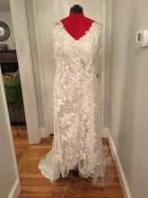 Load image into Gallery viewer, Allure Bridals &#39;Allure&#39; - Allure Bridals - Nearly Newlywed Bridal Boutique - 6
