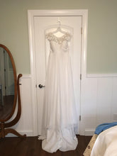 Load image into Gallery viewer, David&#39;s Bridal &#39;Galina Wg3698&#39; - David&#39;s Bridal - Nearly Newlywed Bridal Boutique - 2

