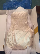 Load image into Gallery viewer, Judd Waddell &#39;3080 Neckline&#39; - Judd Waddell - Nearly Newlywed Bridal Boutique - 1
