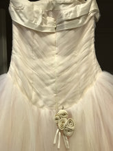 Load image into Gallery viewer, Edgardo Bonilla &#39;Clara&#39; size 4 used wedding dress back view close up of dress
