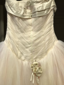 Edgardo Bonilla 'Clara' size 4 used wedding dress back view close up of dress