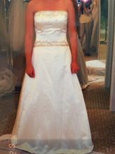 Load image into Gallery viewer, Reem Acra &#39;Shimmer&#39; - Reem Acra - Nearly Newlywed Bridal Boutique - 1
