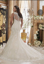 Load image into Gallery viewer, Mori Lee &#39;Juilietta&#39; size 16 new wedding dress back view on model
