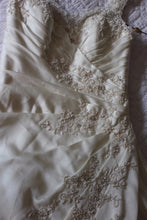 Load image into Gallery viewer, Demetrios &#39;9701&#39; - Demetrios - Nearly Newlywed Bridal Boutique - 2
