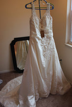 Load image into Gallery viewer, Demetrios &#39;9701&#39; - Demetrios - Nearly Newlywed Bridal Boutique - 5
