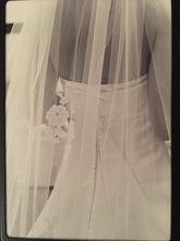 Load image into Gallery viewer, Vera Wang &#39;Emily&#39; - Vera Wang - Nearly Newlywed Bridal Boutique - 3
