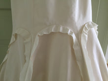 Load image into Gallery viewer, Vera Wang &#39;Ivory Dress&#39; - Vera Wang - Nearly Newlywed Bridal Boutique - 4
