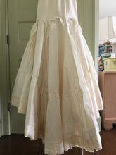 Load image into Gallery viewer, Vera Wang &#39;Ivory Dress&#39; - Vera Wang - Nearly Newlywed Bridal Boutique - 6
