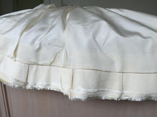Load image into Gallery viewer, Vera Wang &#39;Ivory Dress&#39; - Vera Wang - Nearly Newlywed Bridal Boutique - 9
