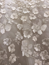 Load image into Gallery viewer, Francesca Miranda &#39;Ambrosia&#39; size 2 used wedding dress close up of flowers of dress
