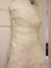 Load image into Gallery viewer, Monique Lhuillier &#39;Spring 2011&#39; - Monique Lhuillier - Nearly Newlywed Bridal Boutique - 4

