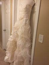 Load image into Gallery viewer, Monique Lhuillier &#39;Spring 2011&#39; - Monique Lhuillier - Nearly Newlywed Bridal Boutique - 5
