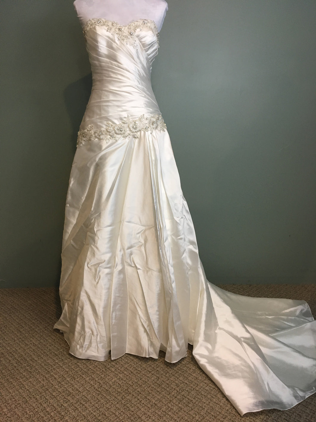 Pnina Tornai 'Perla D' size 2 used wedding dress front view on hanger
