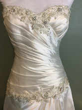 Load image into Gallery viewer, Pnina Tornai &#39;Perla D&#39; size 2 used wedding dress close up front view
