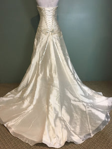 Pnina Tornai 'Perla D' size 2 used wedding dress back view on hanger