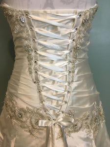 Pnina Tornai 'Perla D' size 2 used wedding dress back view close up