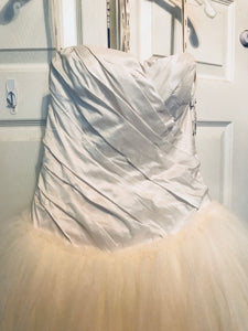 Vera Wang White 'Draped Taffeta' size 4 used wedding dress front view close up