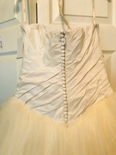 Load image into Gallery viewer, Vera Wang White &#39;Draped Taffeta&#39; size 4 used wedding dress back view close up
